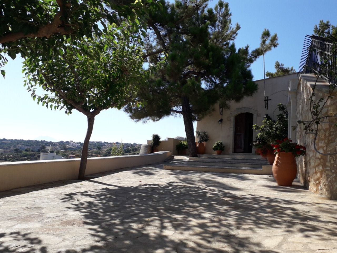 Экскурсия в монастыри Аркади и Святой Ирины + древний полис - индивидуальная экскурсия в Ханье на машине гида длительностью 8 часов с количеством участников до 7 человек цена экскурсии 630€