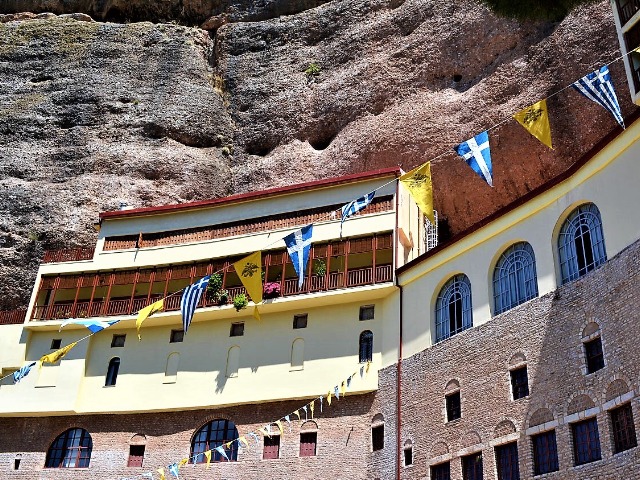 Великие пещеры монастыря Мега Спилеон