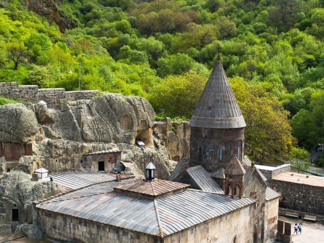 Храм солнца Гарни и пещерный монастырь Гегард — фото 3