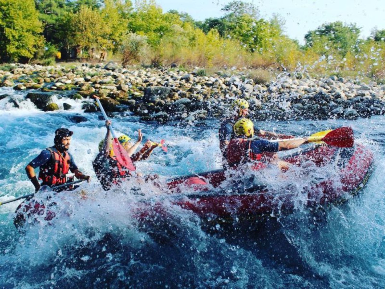 Групповая поездка из Кемера на рафтинг в каньон Кёпрюлю - групповая экскурсия в Кемере на автобусе длительностью 10 часов с количеством участников более 20 человек цена экскурсии 24€