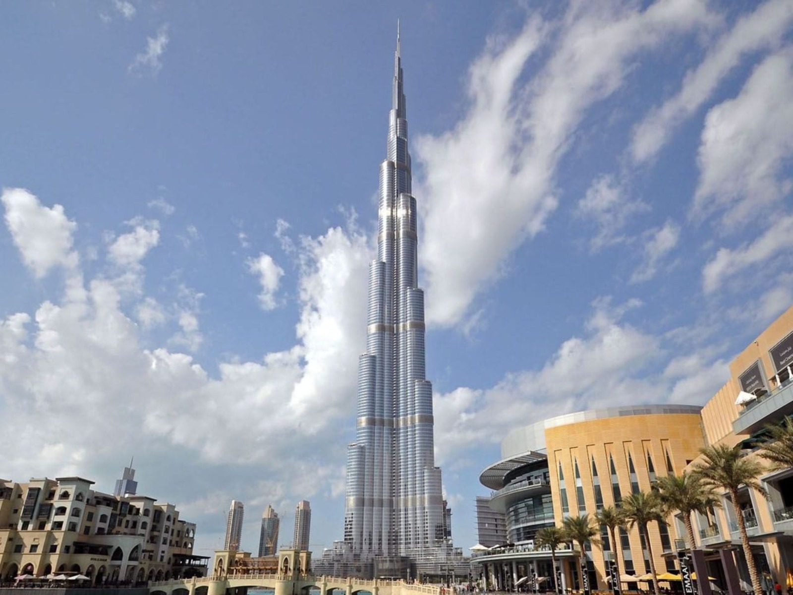У подножья самого высокого здания в мире – Burj Khalifa guidego.ru