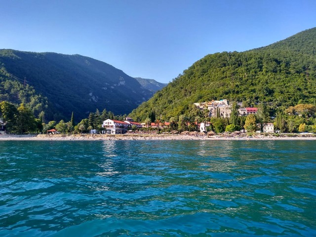 Экскурсия из Сочи в Абхазию: курортная Гагра и озеро Рица — фото 2