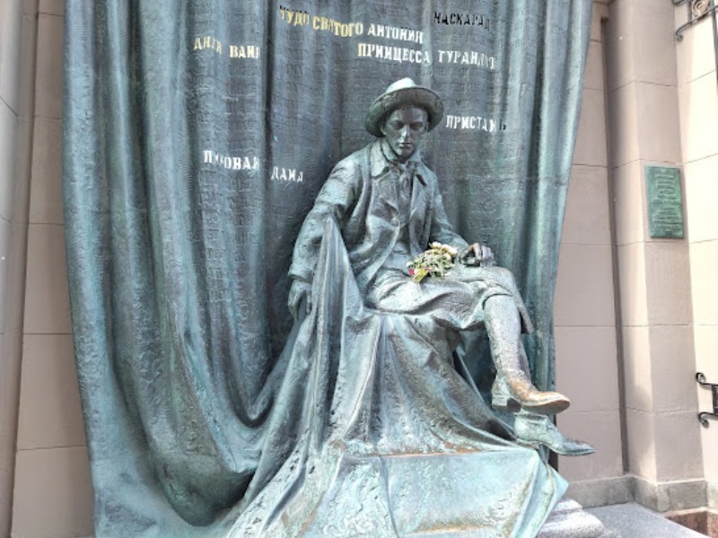 Памятник Евгению Вахтангову