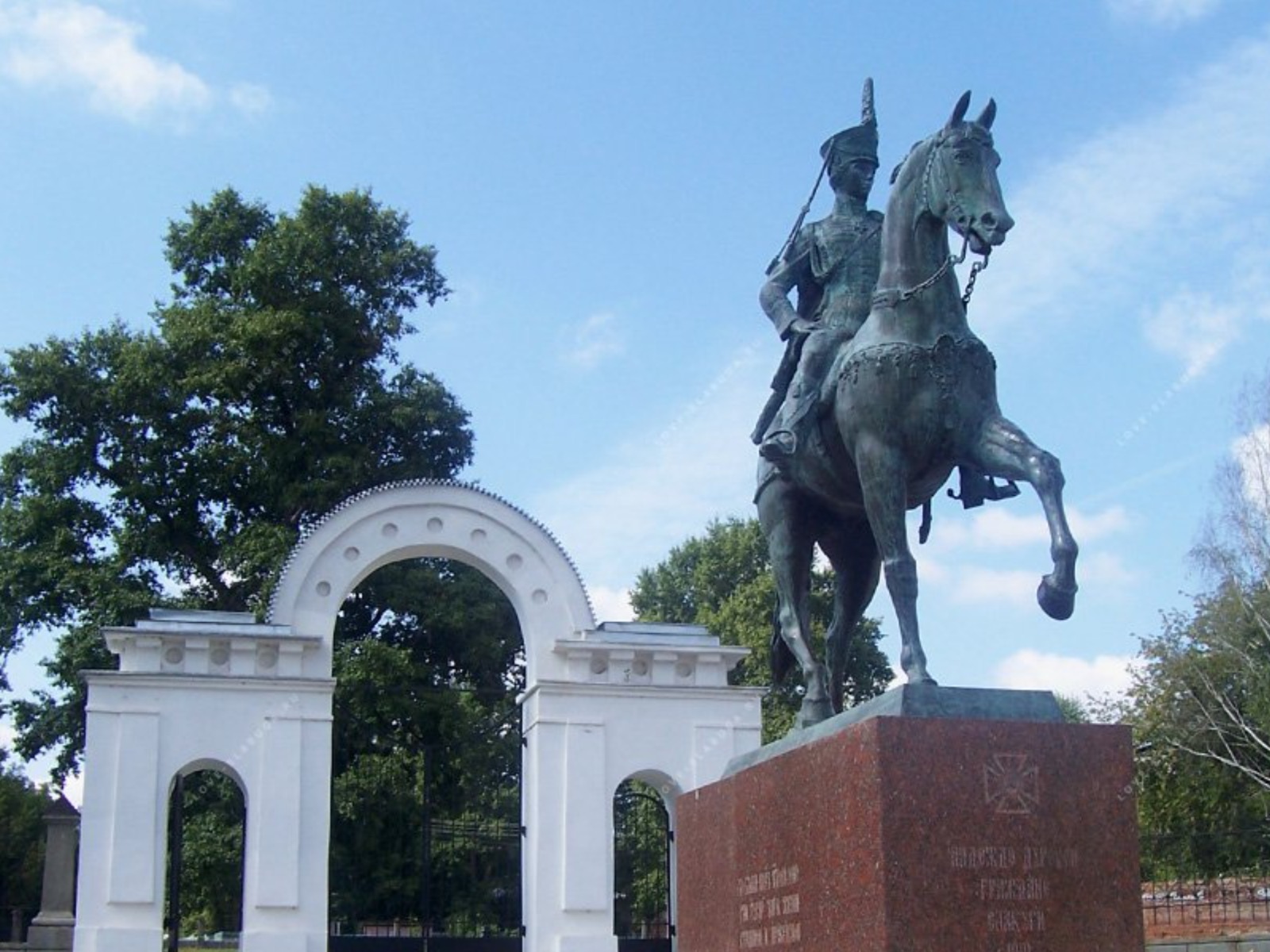 Памятник Надежде Дуровой guidego.ru