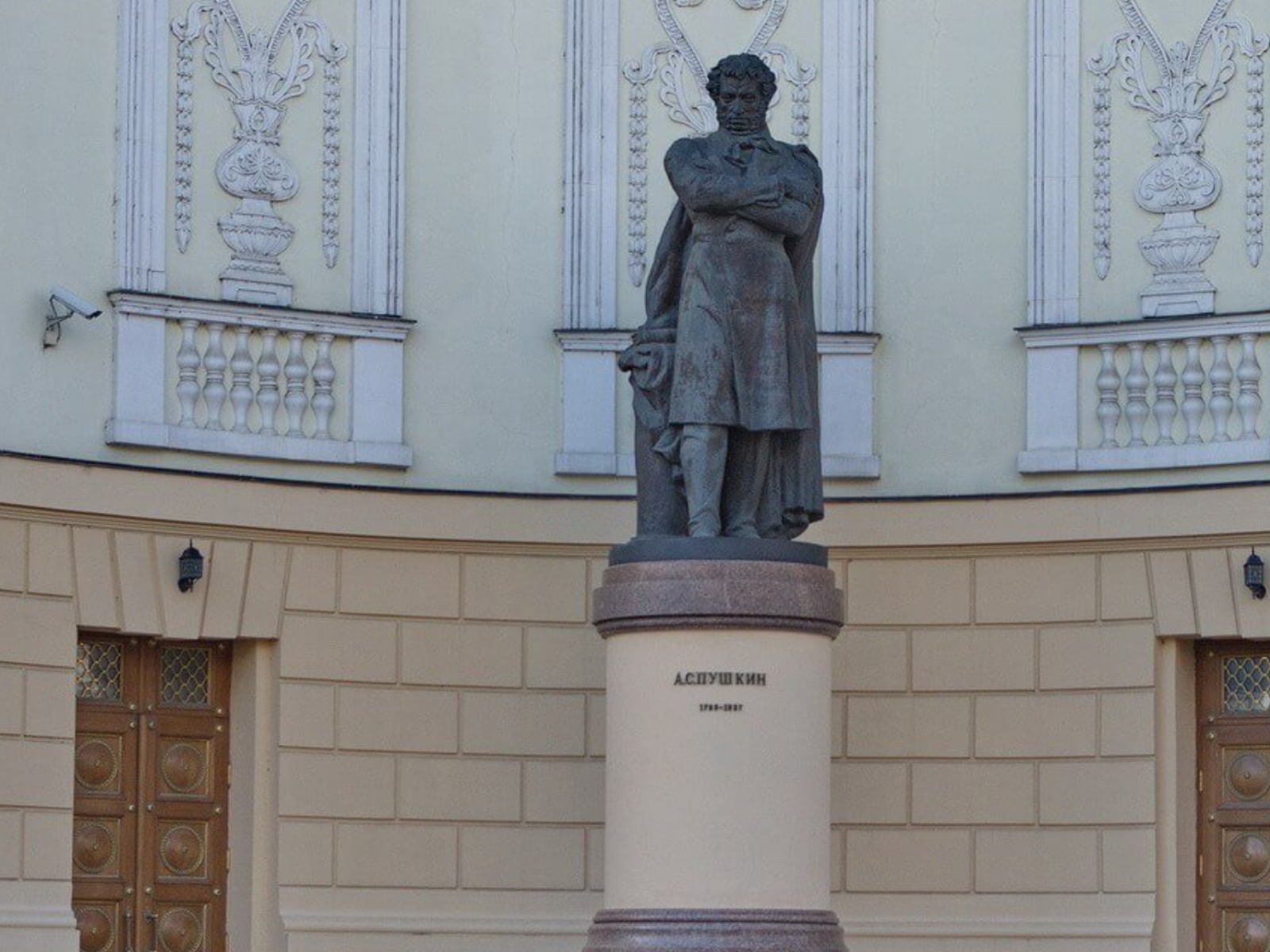 Памятник Пушкину guidego.ru