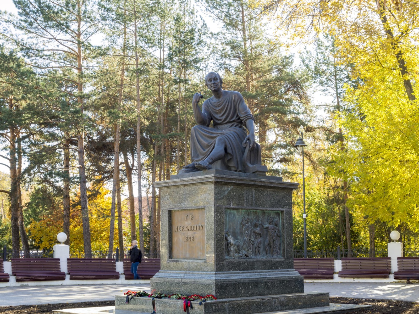 Памятник Г.Р. Державину guidego.ru