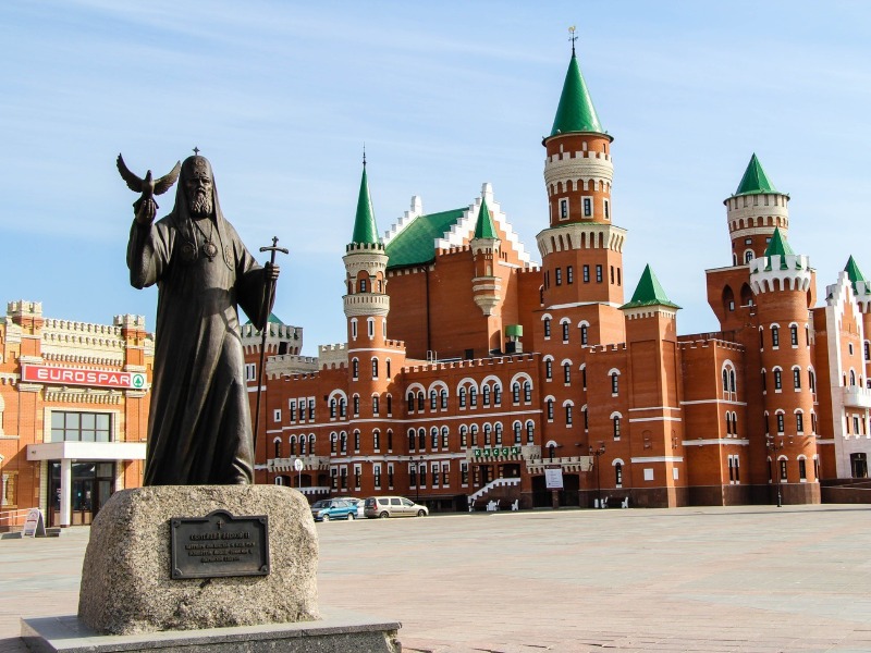 В центре  