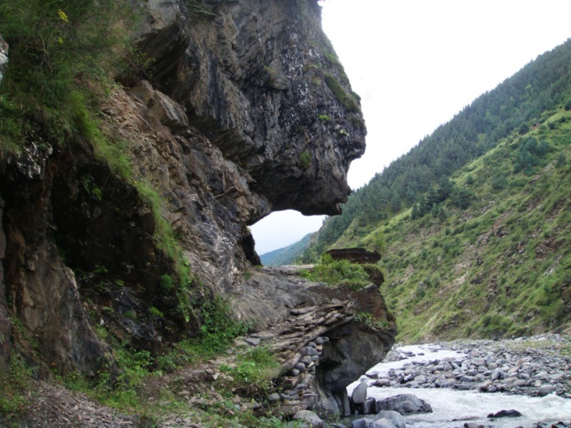 Входная арка в село Акнада