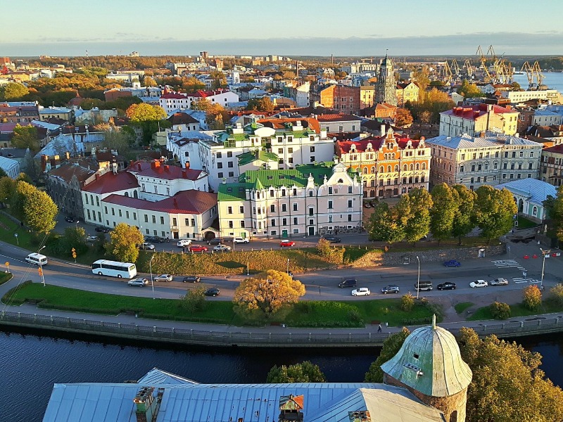 Едем в старинный Выборг на минивэне - индивидуальная экскурсия в Санкт-Петербурге на машине гида длительностью 9 часов с количеством участников до 6 человек цена экскурсии 31000₽
