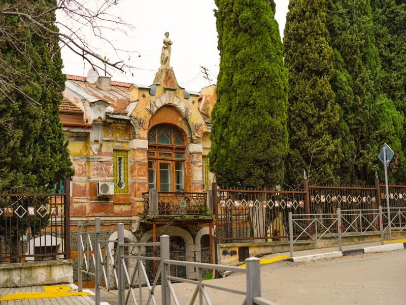 Индивидуальная экскурсия в Ялте "Крымское "Аббатство Даунтон" - индивидуальная экскурсия в Ялте пешком длительностью 2 часа с количеством участников до 4 человек цена экскурсии 6000₽