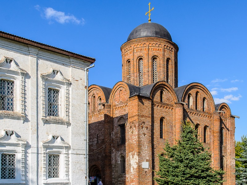У церкви Петра и Павла