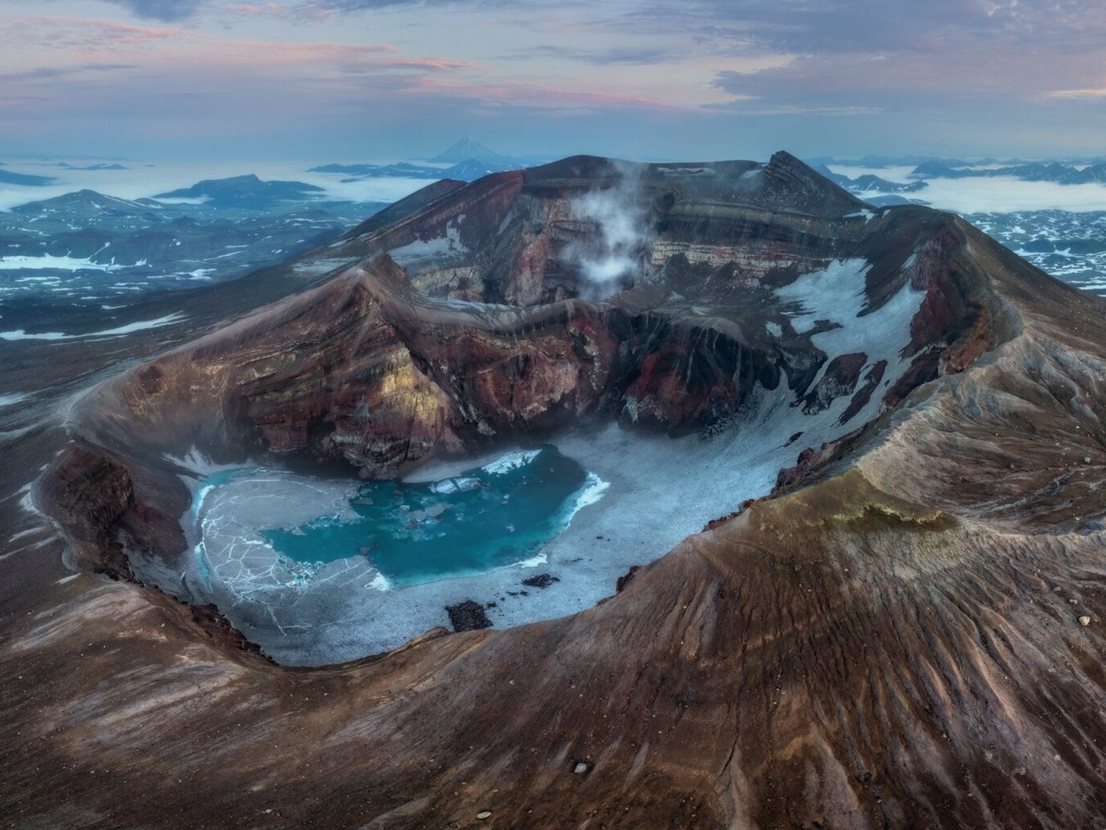 Озеро в кратере вулкана guidego.ru