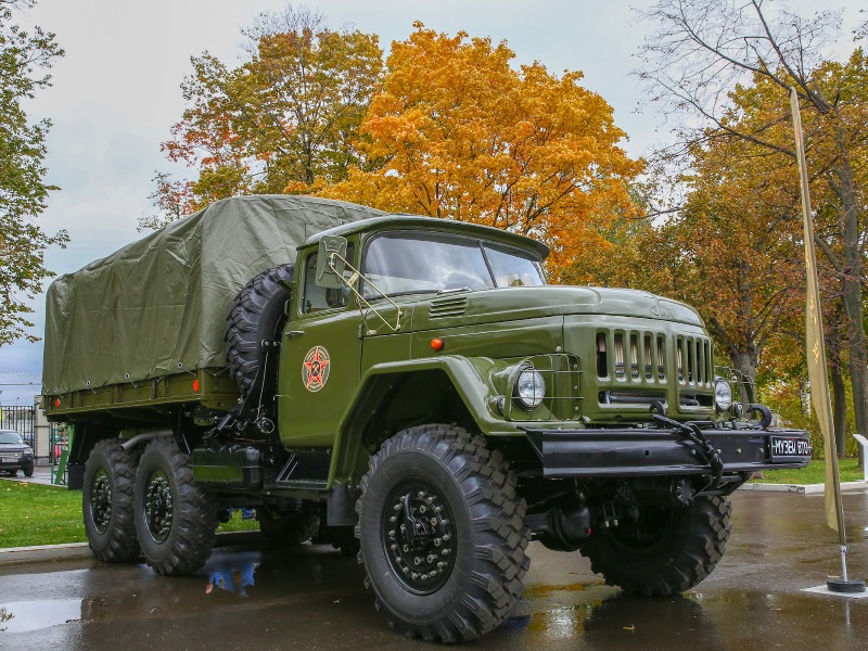 Катание на военных грузовиках - индивидуальная экскурсия в Санкт-Петербурге на машине гида длительностью 1 час с количеством участников до 14 человек цена экскурсии 12800₽