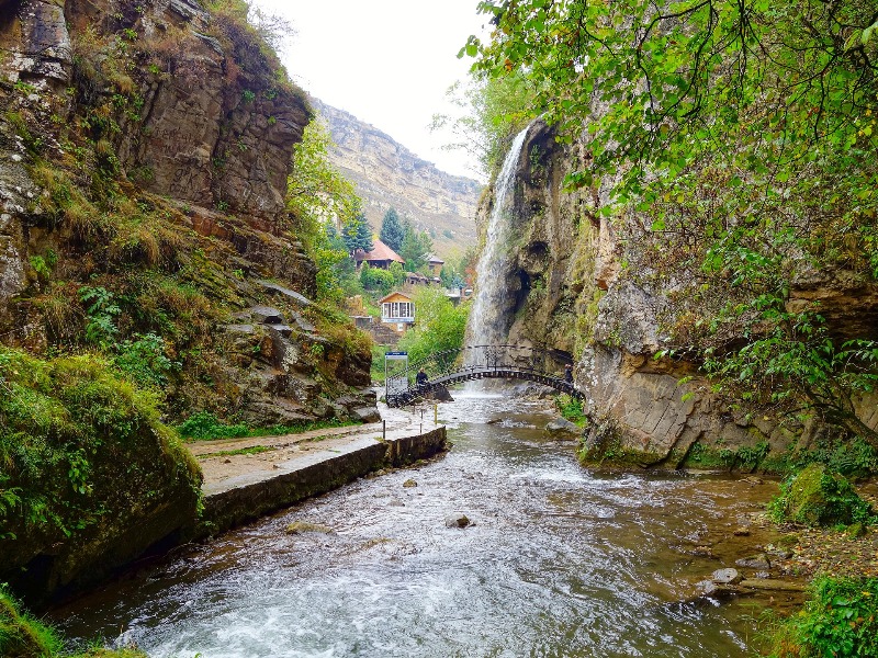 Едем из Кисловодска к Медовым водопадам - индивидуальная экскурсия в Кисловодске на машине гида длительностью 5 часов с количеством участников до 6 человек цена экскурсии 8000₽