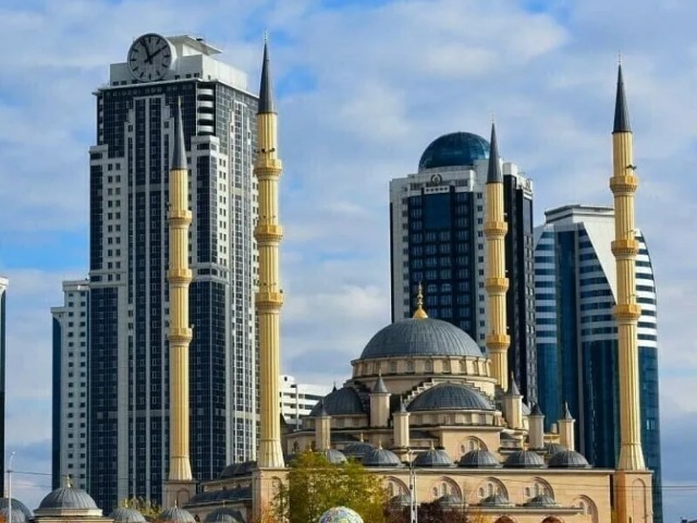 Грозный — исламские храмы на фоне небоскребов — фото 2