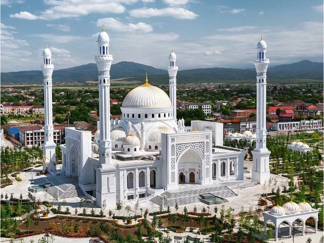 Грозный — исламские храмы на фоне небоскребов — фото 3