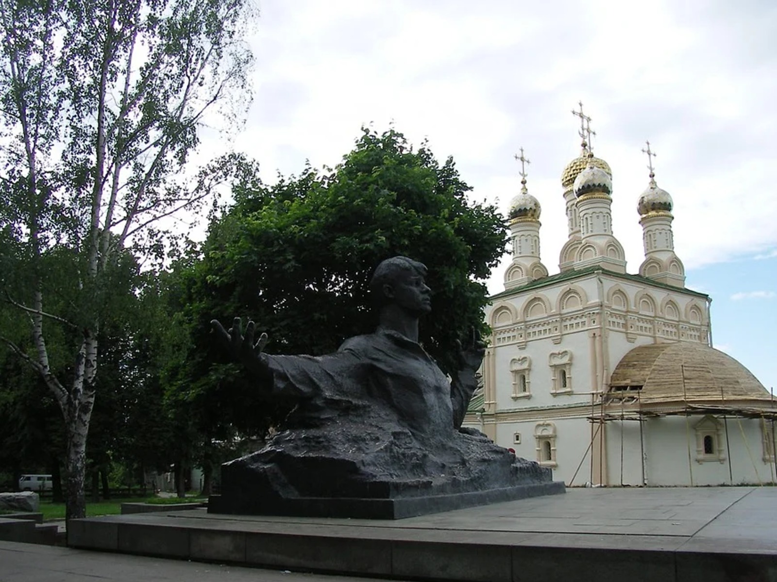 Памятник Есенину  