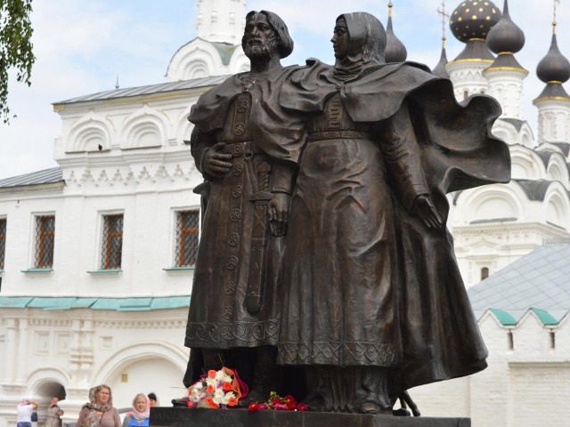 Памятник Петру и Февронии