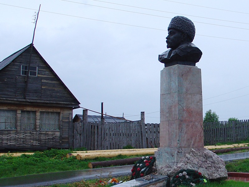 Памятник писателю на родине  