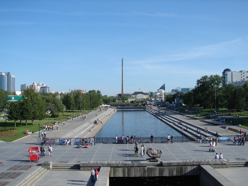 В центре