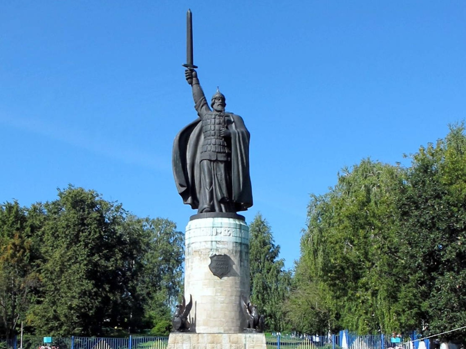 Памятник богатырю guidego.ru