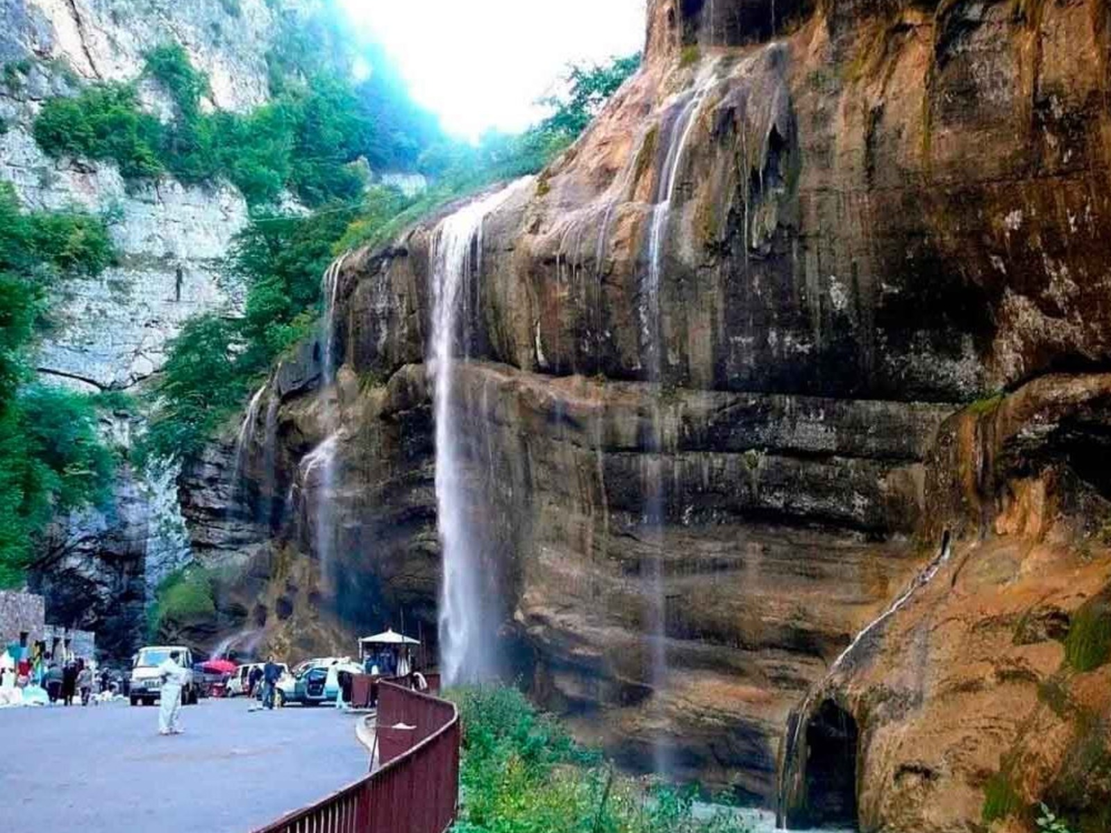  Памятник природы, группа водопадов на реках Адайсу, Сакал-Туп и Каяарты, впадающих в реку Чегем guidego.ru