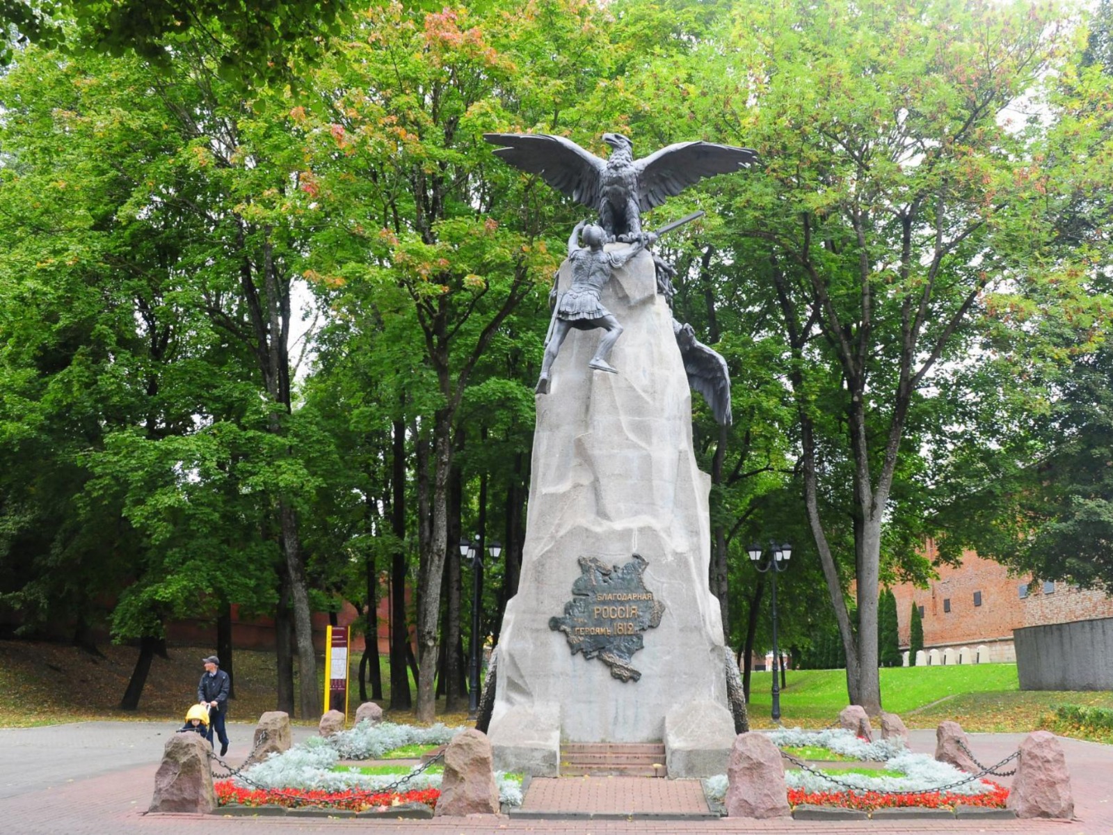 Памятник "Благодарная Россия героям войны 1812 года", более известный как Памятник с орлами guidego.ru