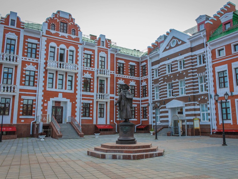 Памятник Рембрандту на набережной Амстердам