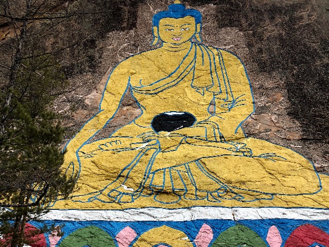 К самому большому изображению Будды