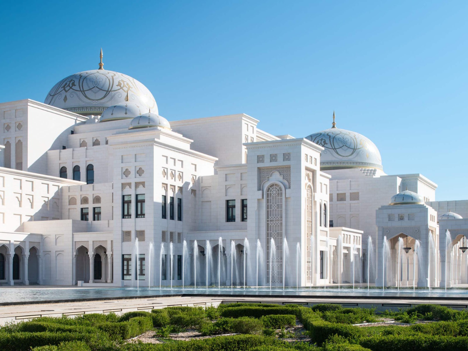 У Президентского дворца Qasr Al Watan  