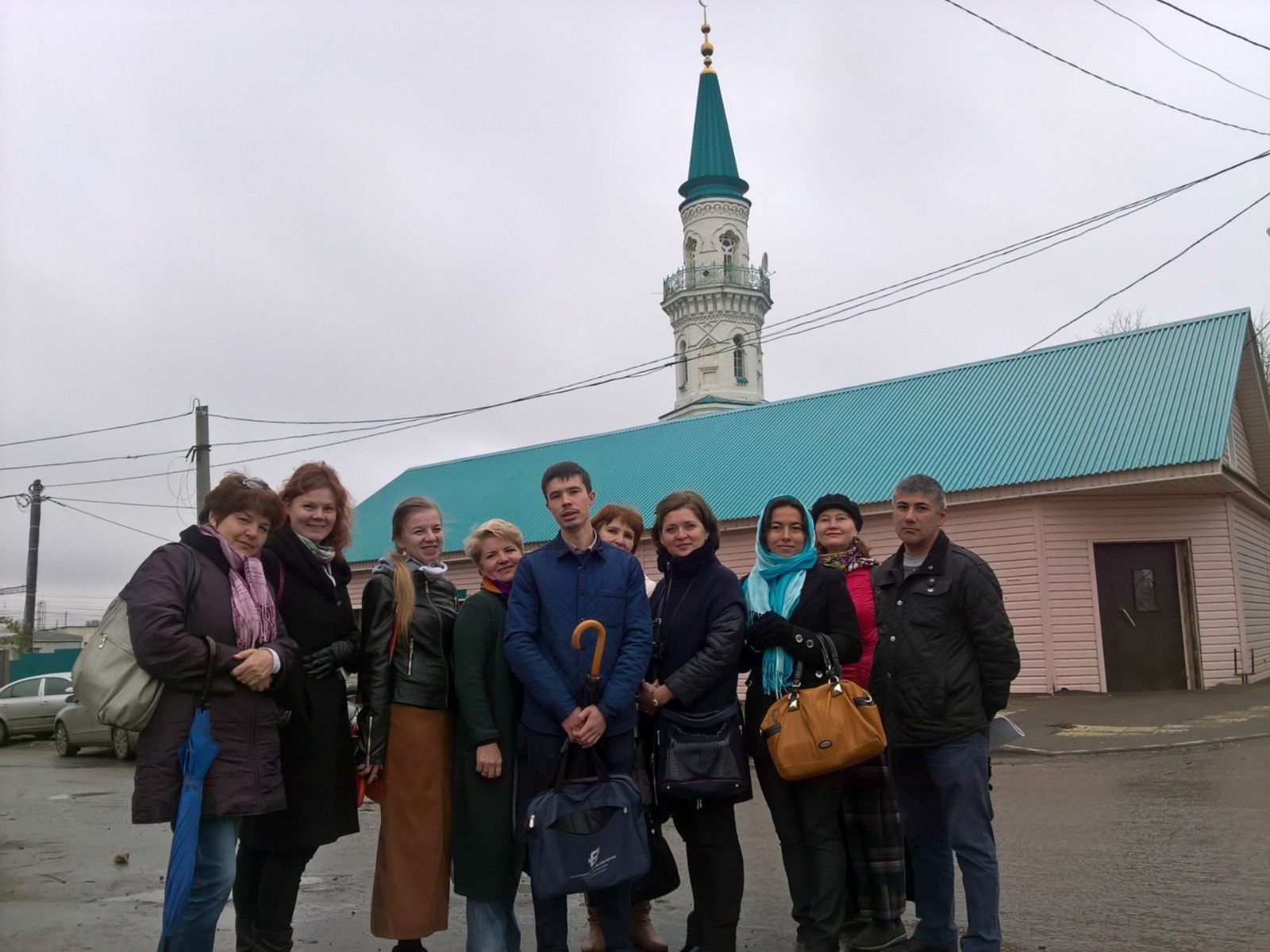На фоне мечети guidego.ru