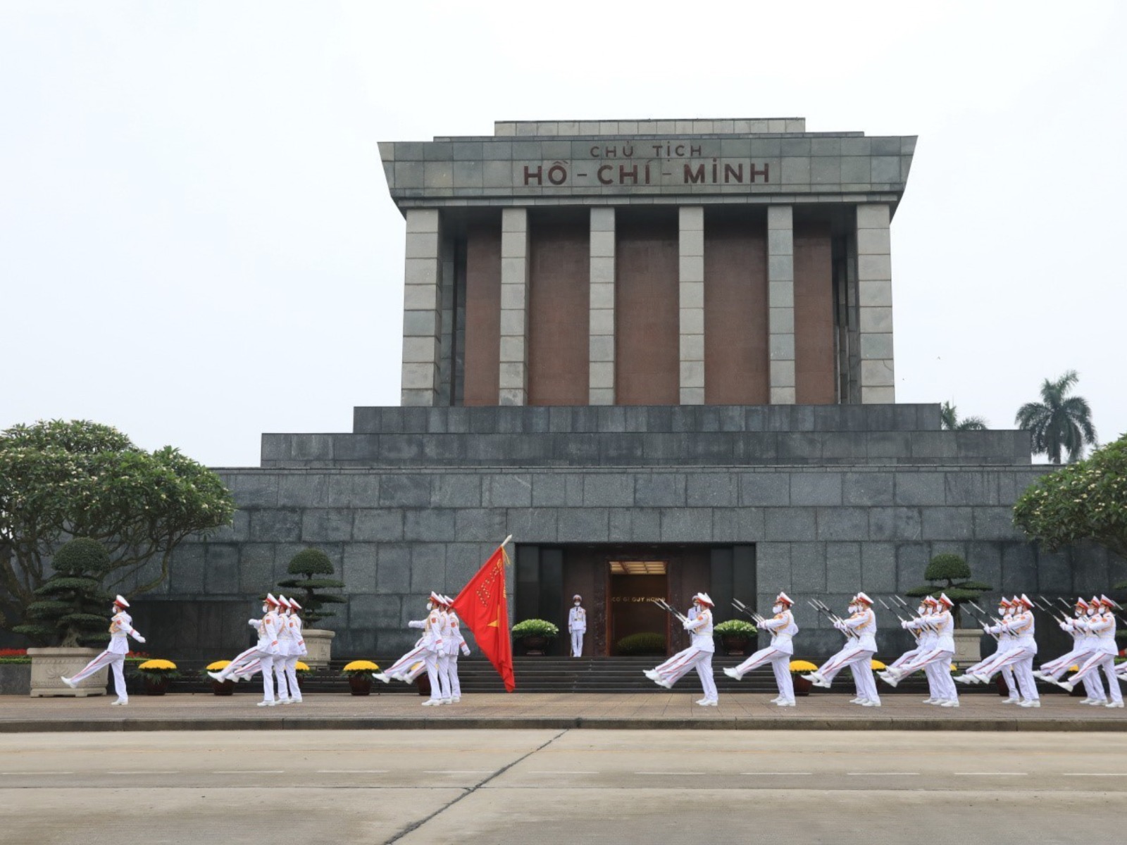 Площадь Бадинь с мавзолеем Хо Ши Мина  