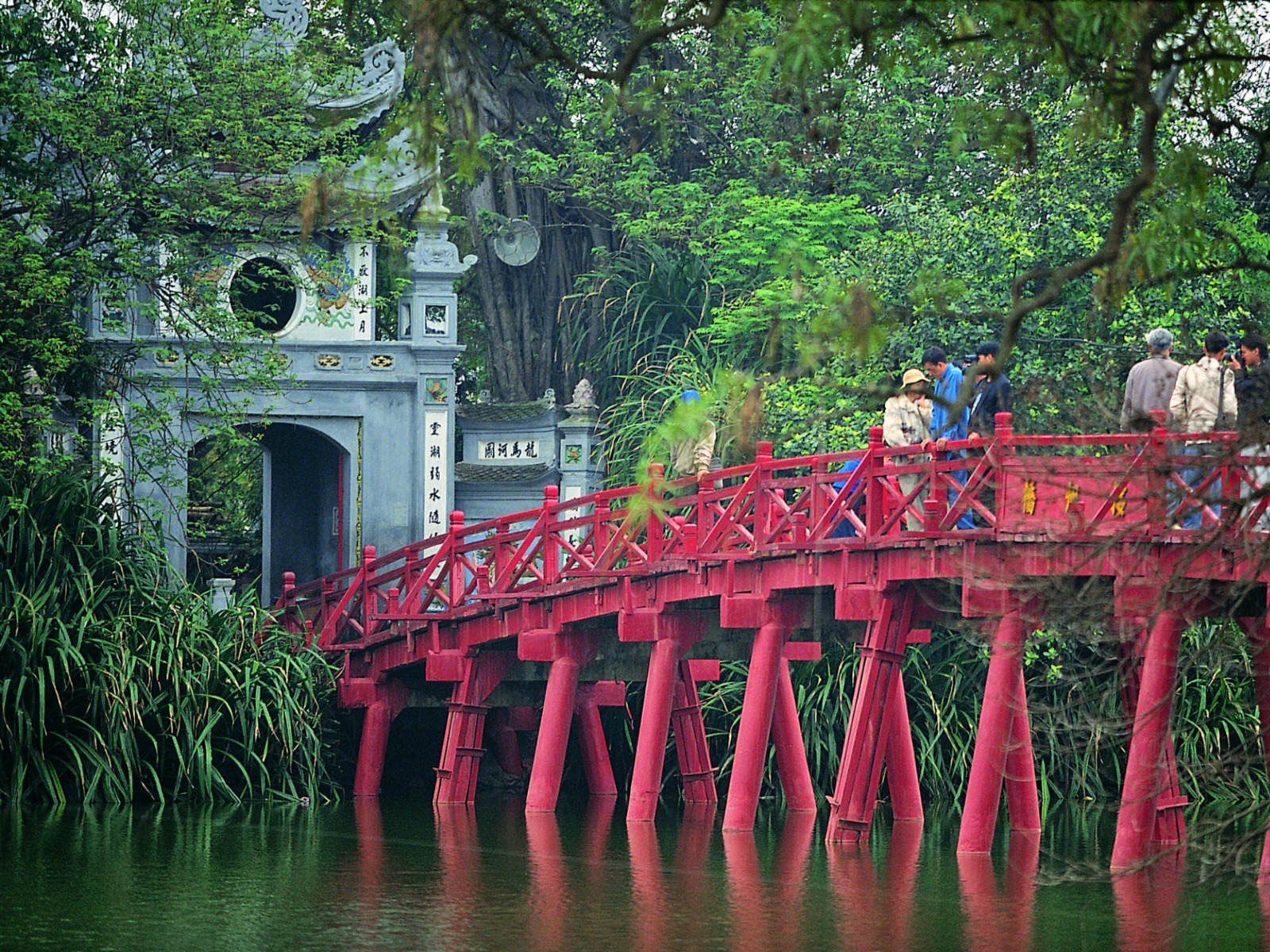 Мост Тхе Кхук и озеро Возвращенного меча  