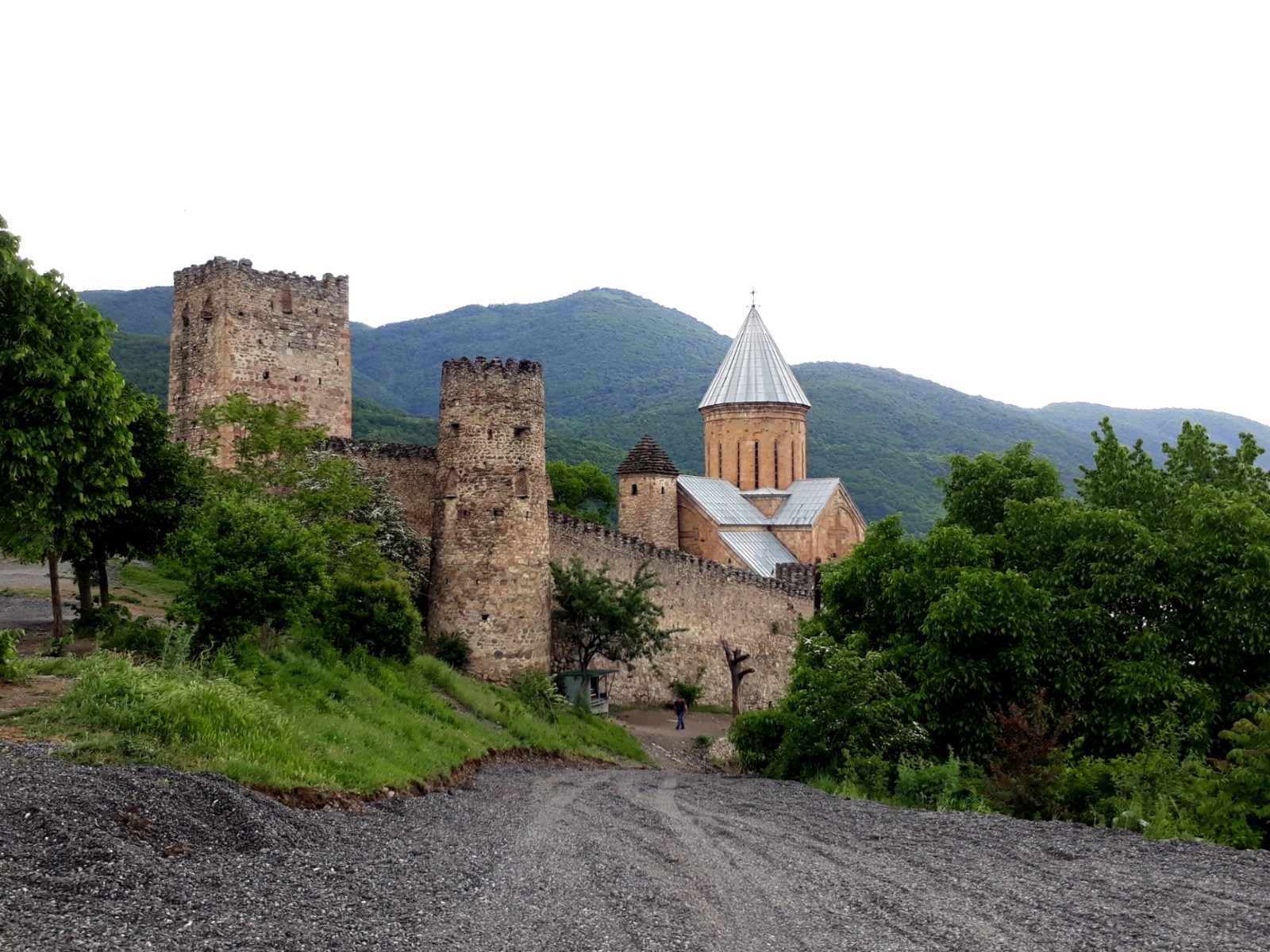 Крепость 17 века Ананури guidego.ru
