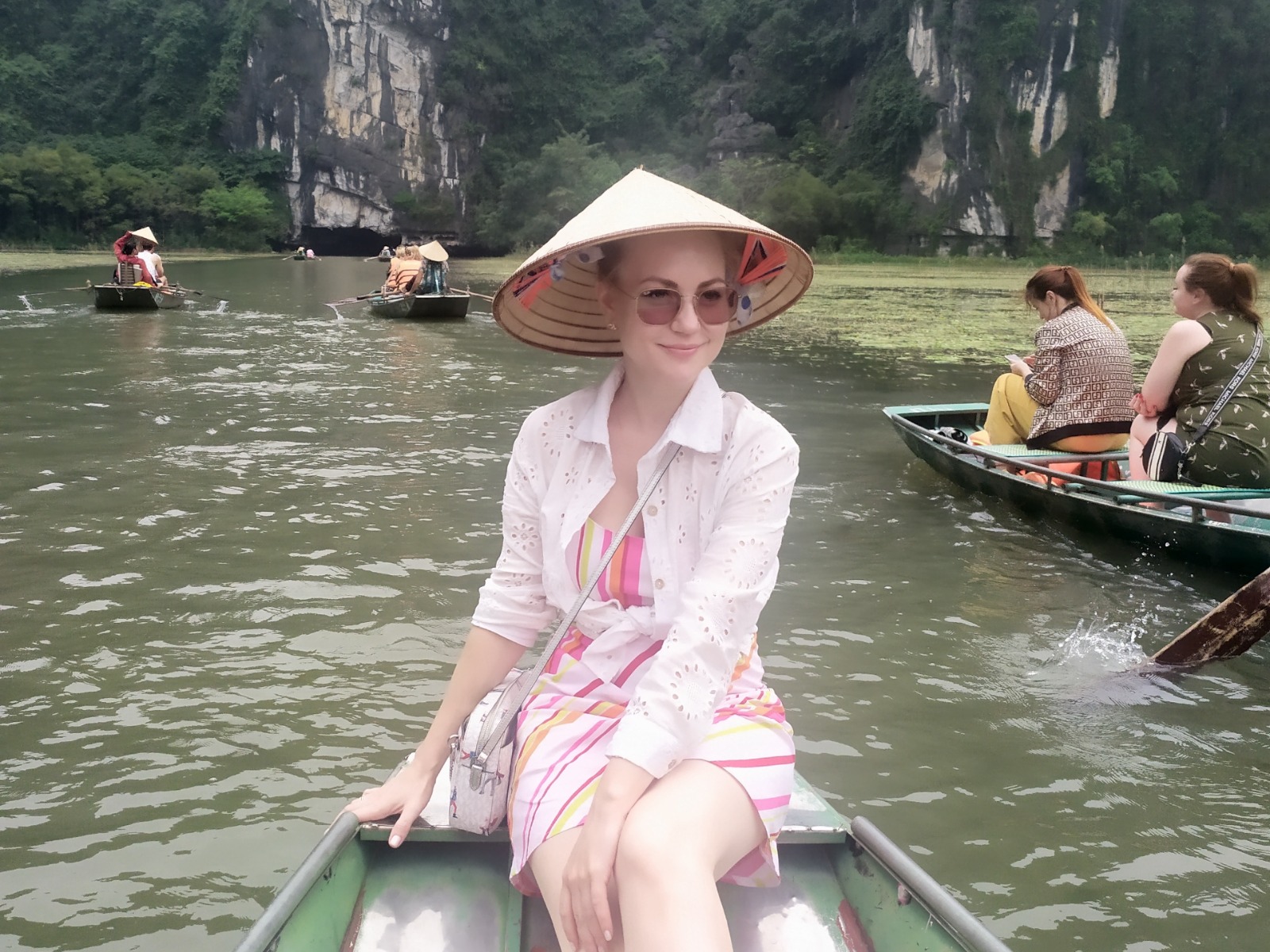Катание на лодке по реке Нго Донг  