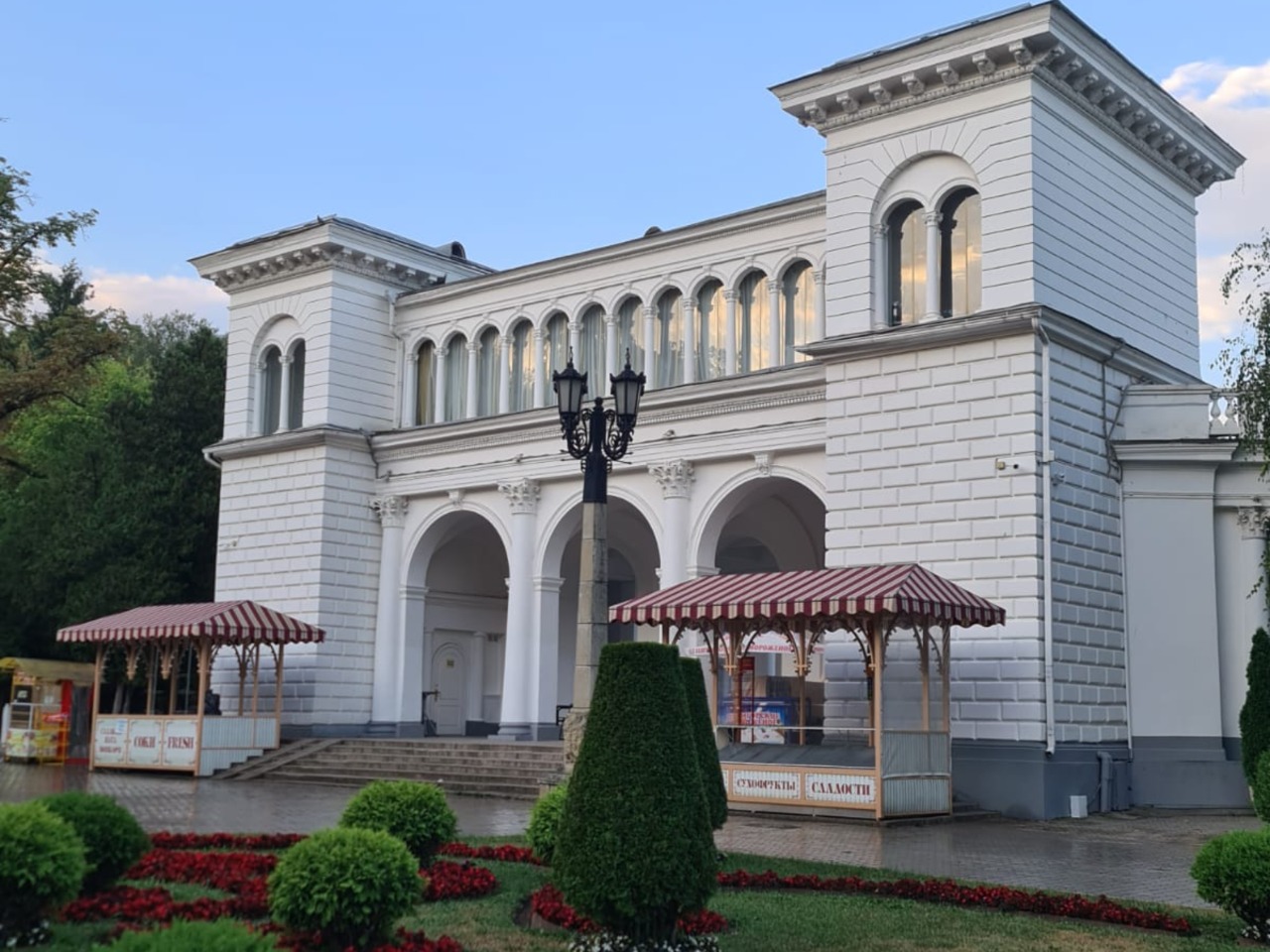 Кисловодск: экскурсия по городу солнца - индивидуальная экскурсия в Кисловодске пешком длительностью 5 часов с количеством участников до 6 человек со скидкой 5% цена экскурсии 8122.5₽
