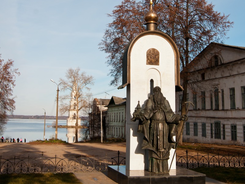 Памятник Святому Макарию Калязинскому