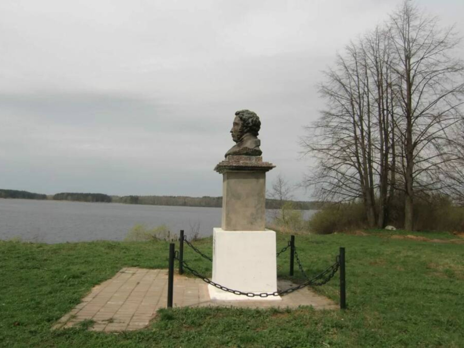 Памятник поэту 