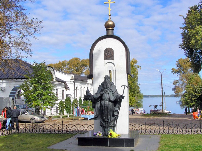 Памятник Макарию  