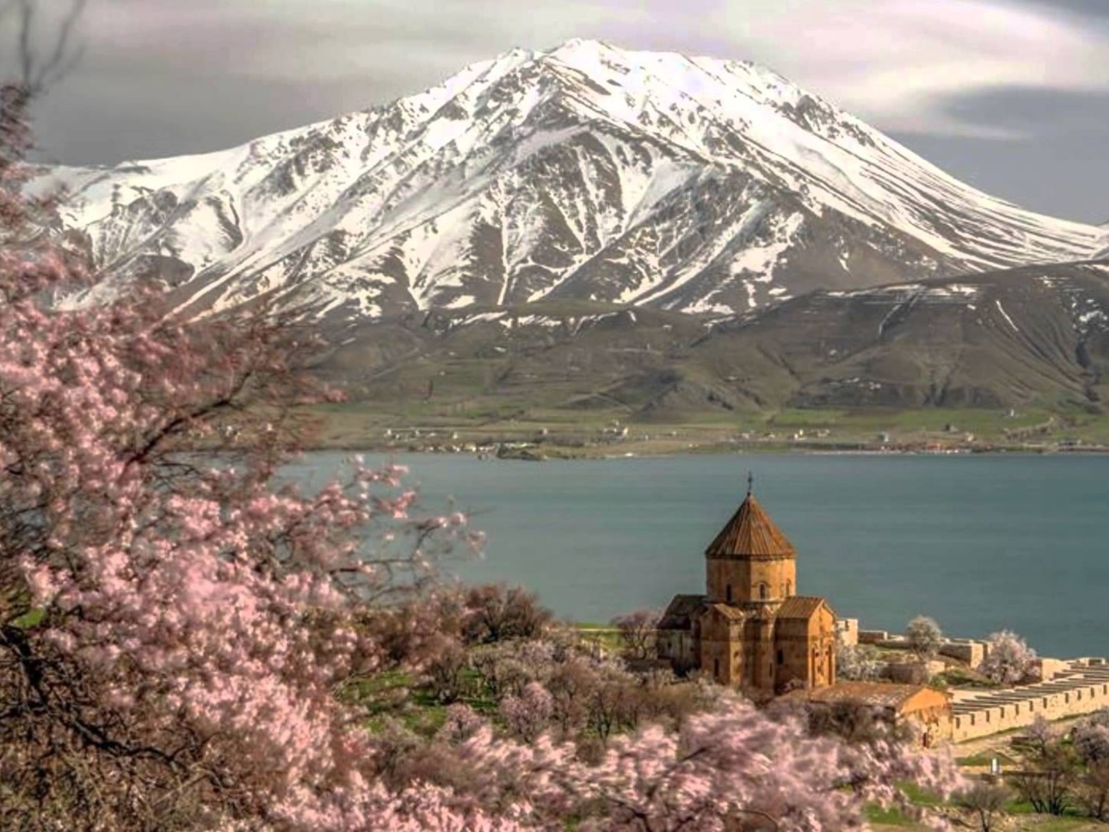 Цветущая Армения: Севан guidego.ru