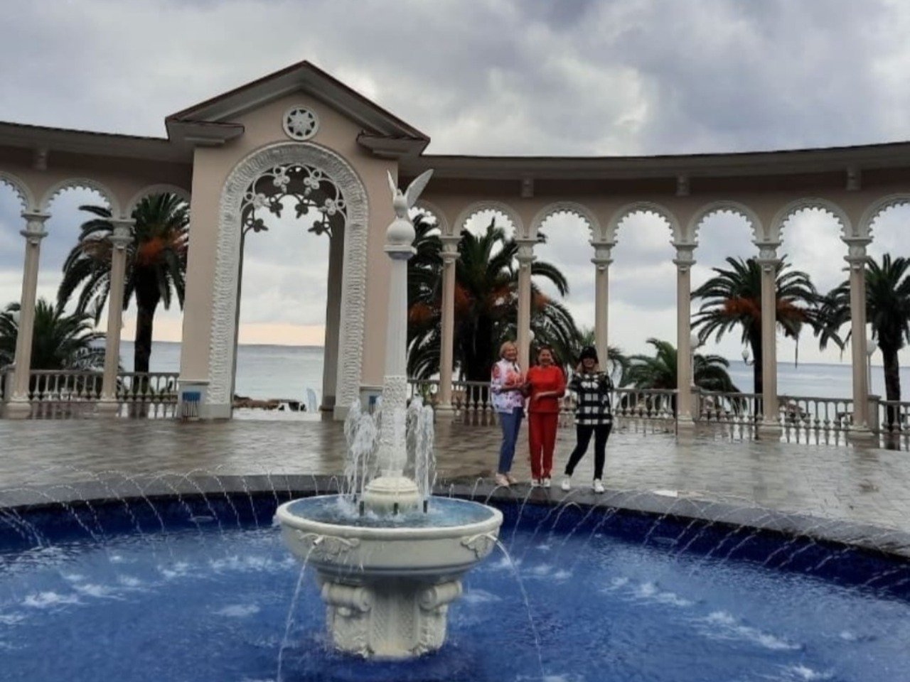 Красавица Гагра и царица Рица + пляж Пицунды на экскурсии с гидом - индивидуальная экскурсия в Сочи на машине гида длительностью 9 часов с количеством участников до 4 человек цена экскурсии 14000₽