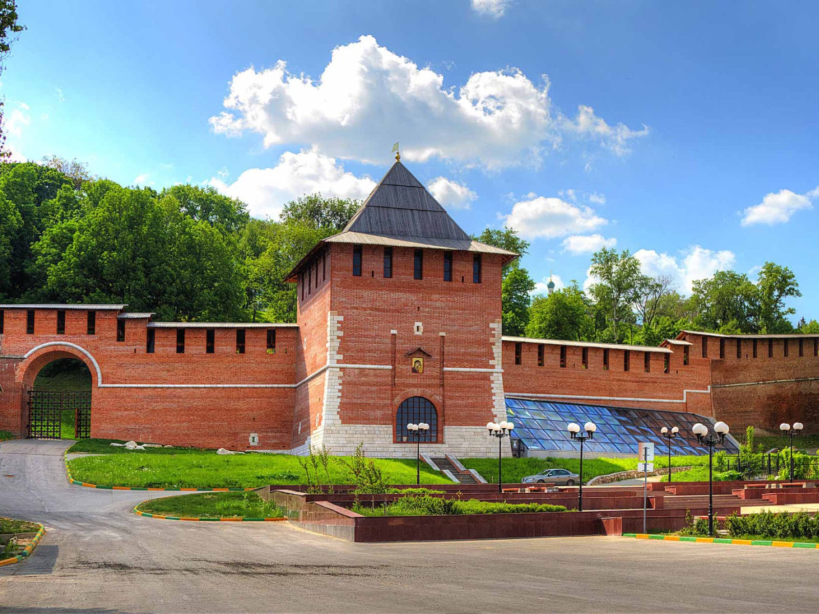 Недавно воссозданная Зачатьевская башня Нижегородского кремля  