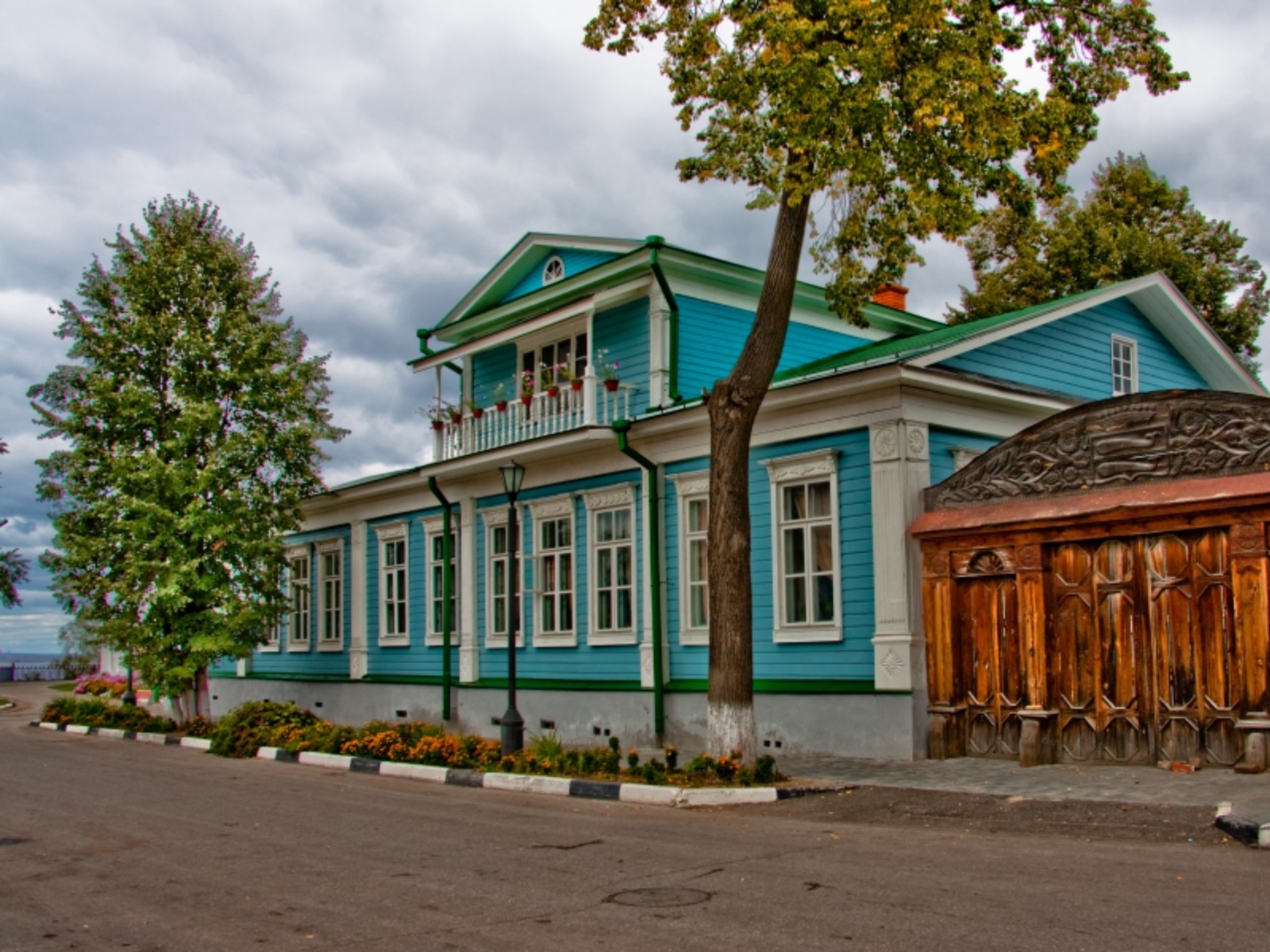 Дом-музей графини Паниной с воротами, украшенными знаменитой Городецкой глухой резьбой по дереву  
