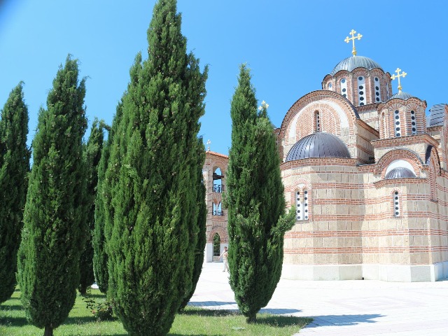 Экскурсия в уютный Требинье — город вина, солнца и платанов — фото 3