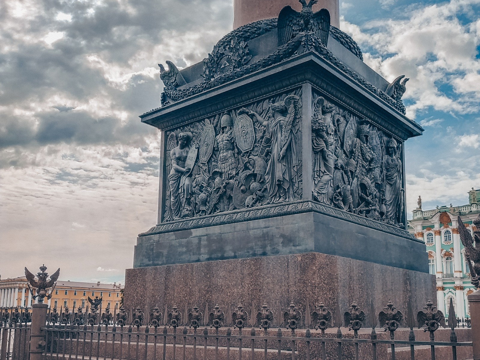 Барельеф Александровской колонны на Дворцовой площади  