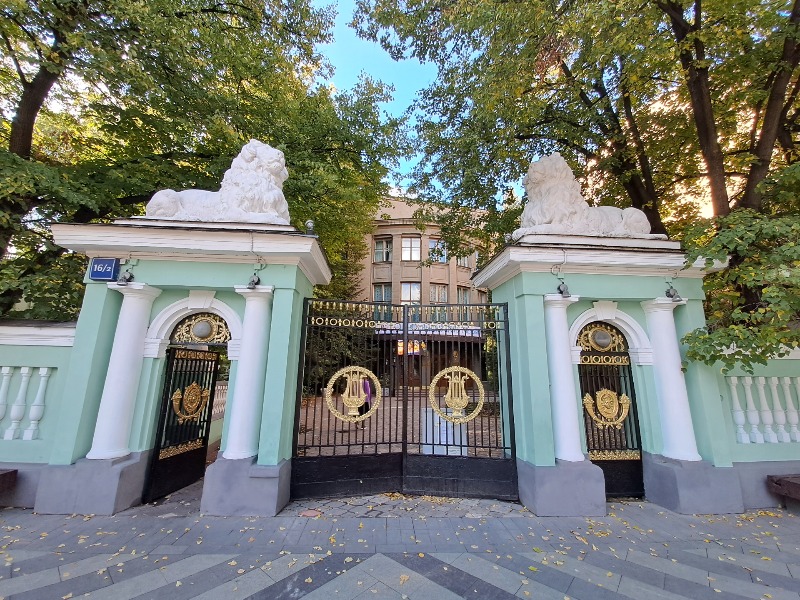 Булгаковская Пречистенка - индивидуальная экскурсия в Москве пешком длительностью 2 часа с количеством участников более 20 человек цена экскурсии 9400₽