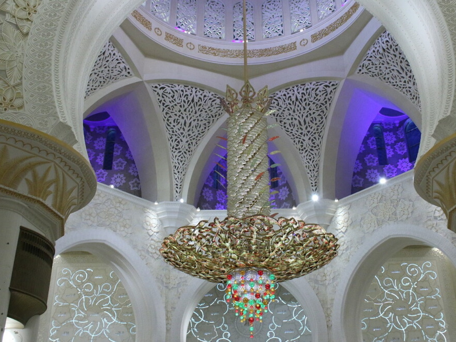 Люстра в мечети шейха Зайда 