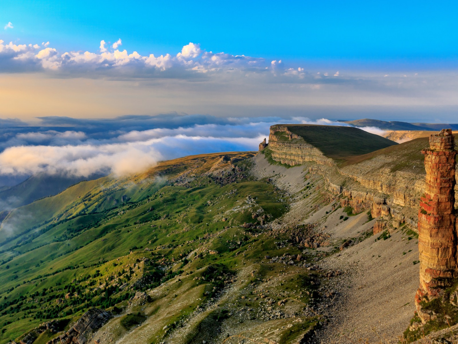 Кавказский хребет в тумане 