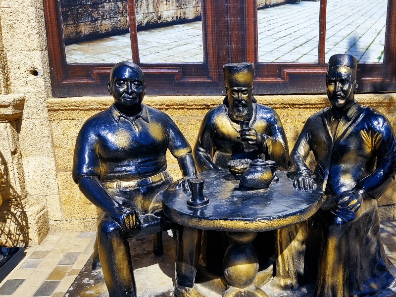 Памятник трех религий (на ул. Счастливых людей): иудаизм, христианство и ислам  