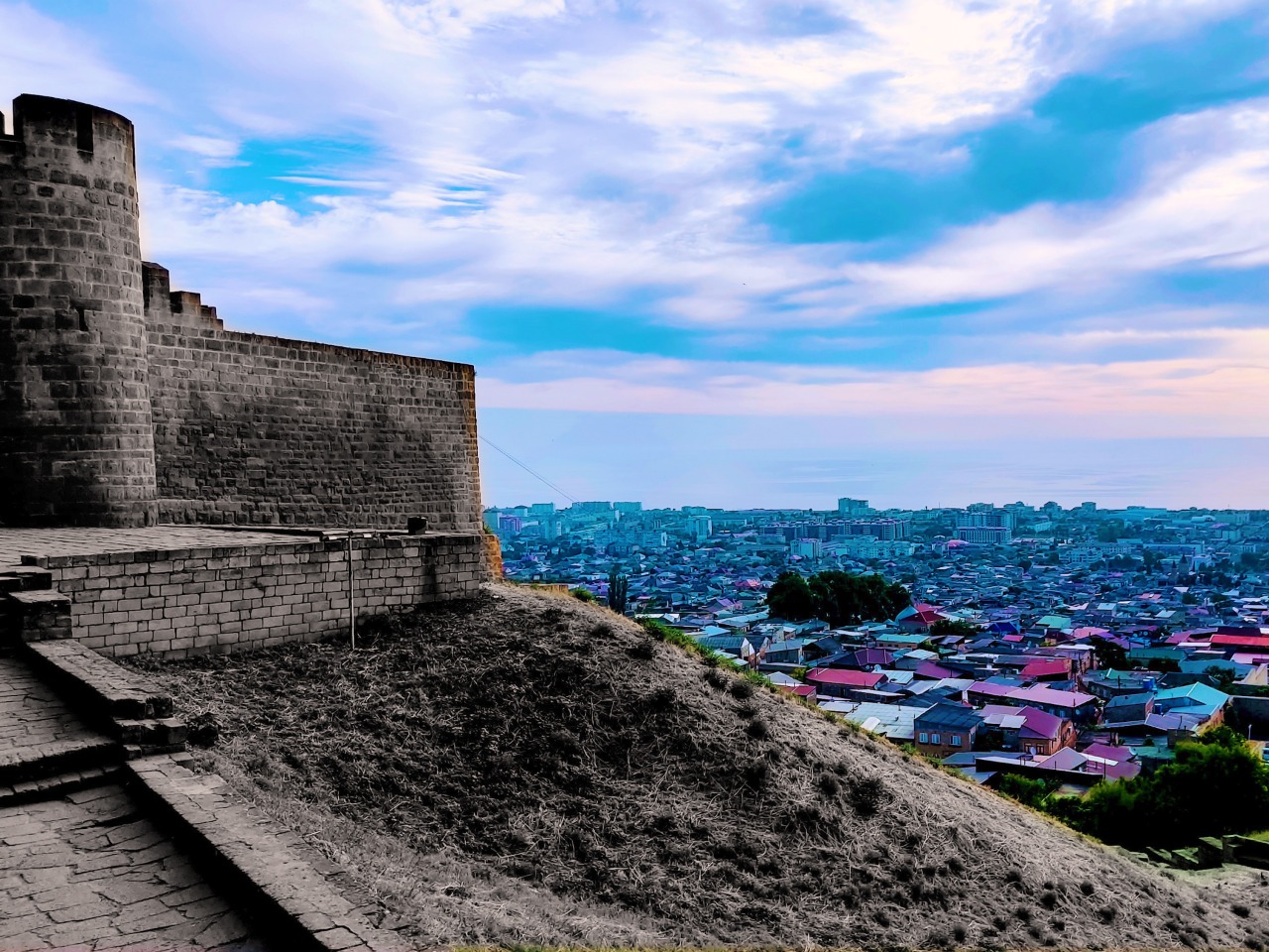 Экскурсия из Махачкалы вдоль Каспийского побережья в Дербент - индивидуальная экскурсия в Махачкале на машине гида длительностью 9 часов с количеством участников до 4 человек со скидкой 20% цена экскурсии 12720₽